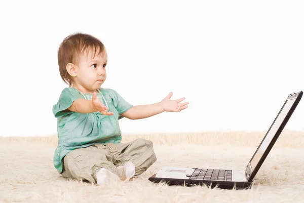 Dziecko i laptopa — Zdjęcie stockowe