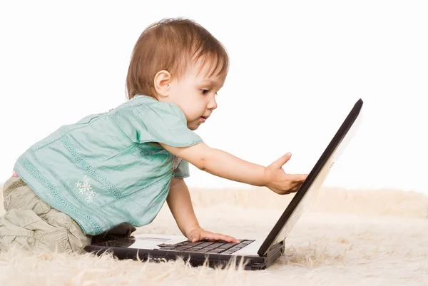 Lille pige og laptop - Stock-foto