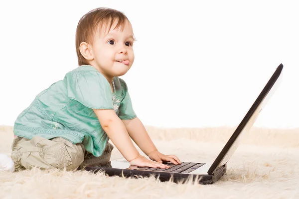 Маленькая девочка и ноутбук — стоковое фото