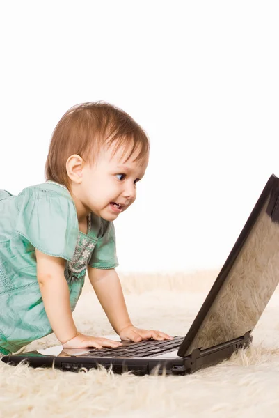 Petite fille et ordinateur portable — Photo