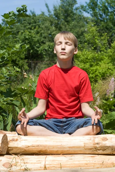 Niño meditando en la naturaleza — Foto de Stock