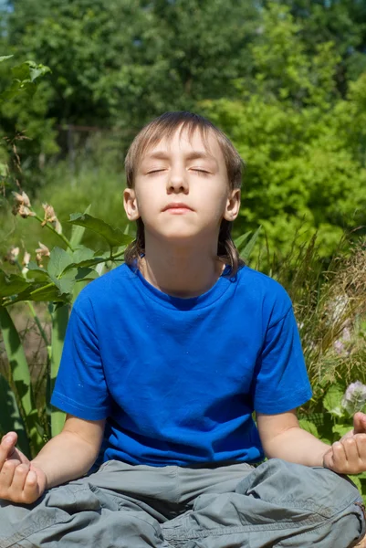 Menino meditando na natureza — Fotografia de Stock