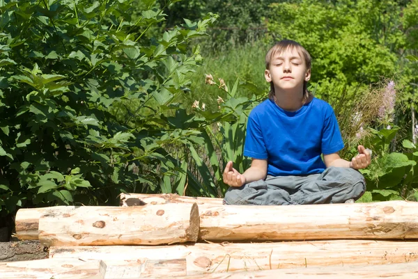 Young boy meditating — Stock Photo, Image