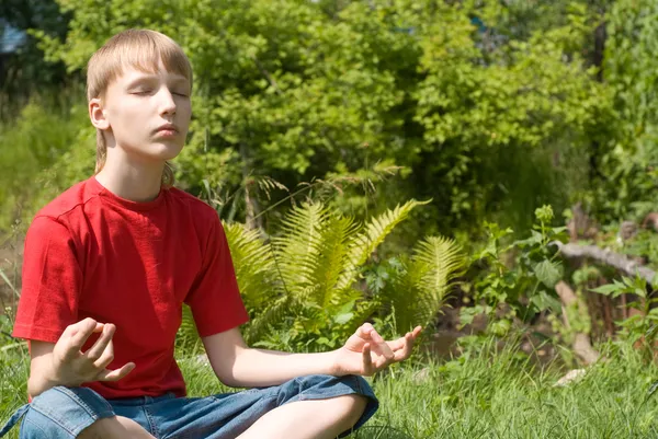 Медитация мальчика — стоковое фото