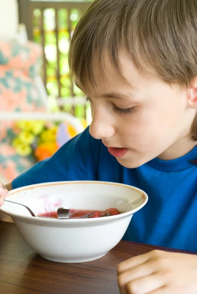 Young boy eating — Stock Photo, Image