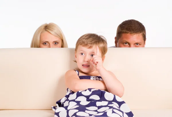 Familie op sofa — Stockfoto