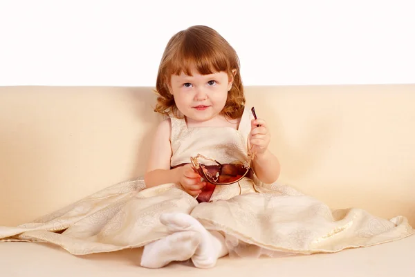 Маленькая девочка на диване — стоковое фото