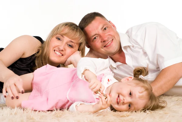 Familj spelar på mattan — Stockfoto