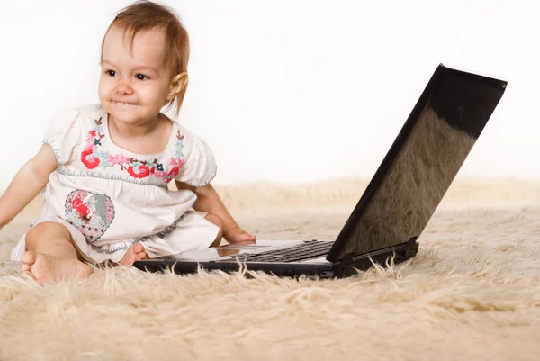 Младенец и ноутбук — стоковое фото