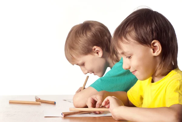 Zwei Jungen zeichnen — Stockfoto