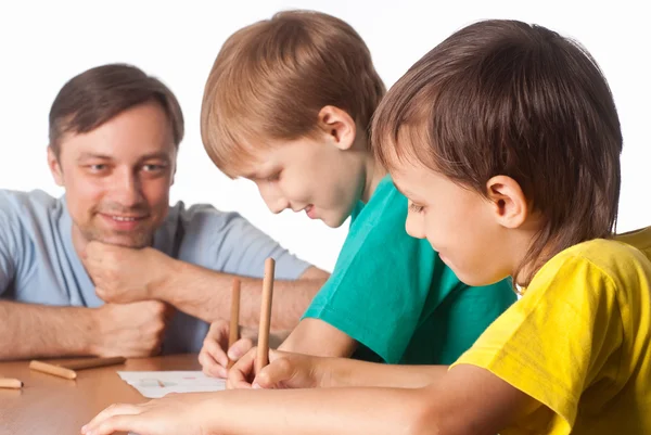 Papá dibuja con hijos —  Fotos de Stock