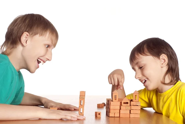 Два мальчика играют — стоковое фото