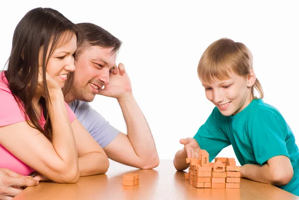 Linda familia jugando en la mesa — Foto de Stock