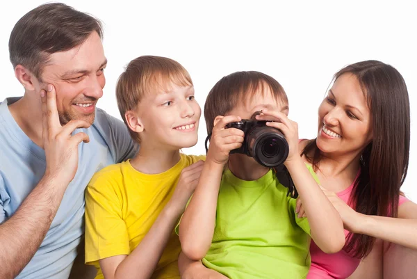 Счастливая семья с камерой — стоковое фото