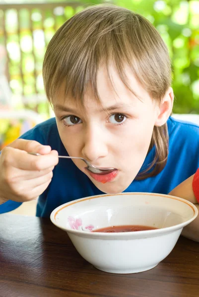 Νεαρό αγόρι που τρώει — Φωτογραφία Αρχείου