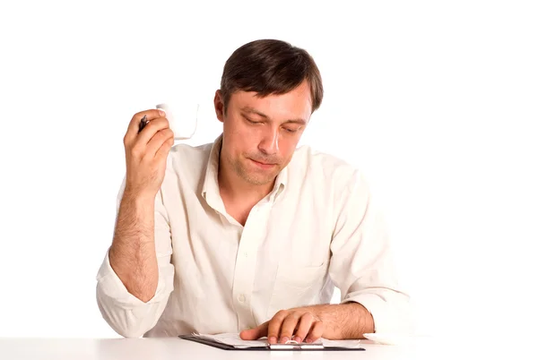 Homem com lista e caneta — Fotografia de Stock