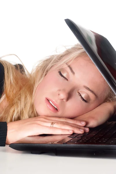 Mädchen schläft mit Laptop — Stockfoto