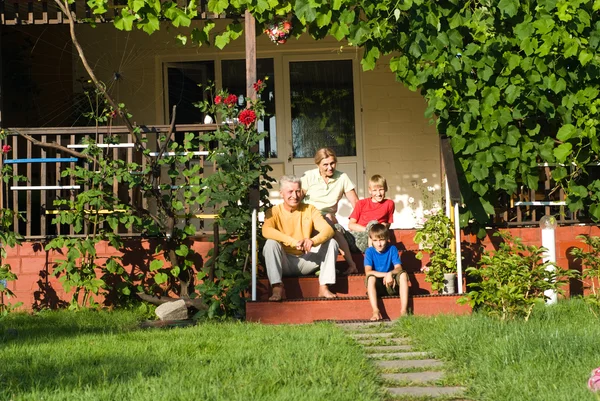 Внуки с бабушкой и дедушкой на природе — стоковое фото
