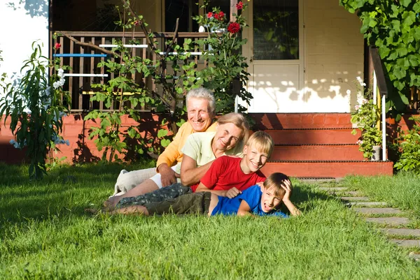 Внуки с бабушкой и дедушкой играют — стоковое фото