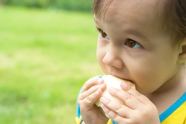 Κοριτσάκι που τρώει — Φωτογραφία Αρχείου