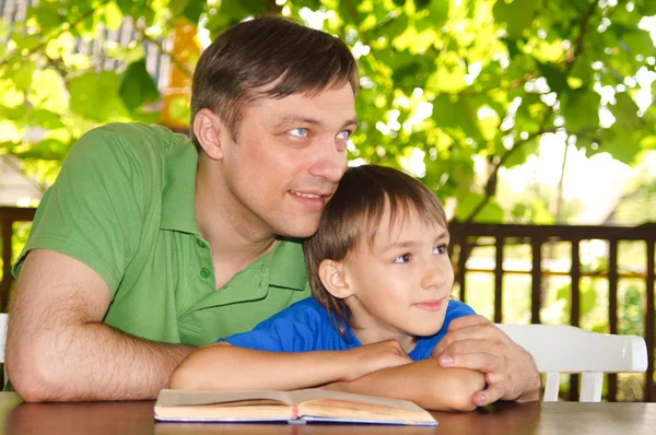 Papa avec fils lecture — Photo