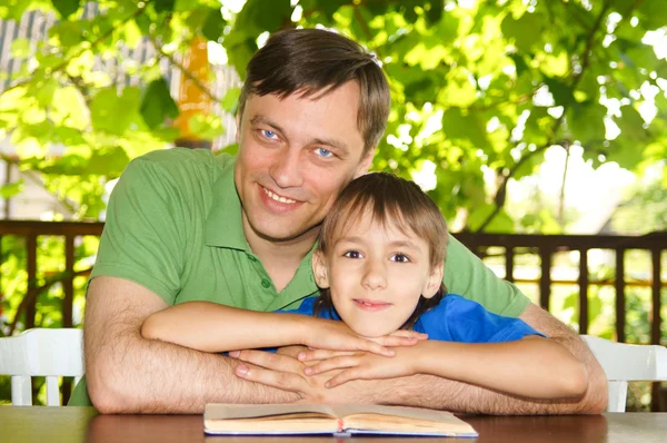 Vader met zoon lezen — Stockfoto