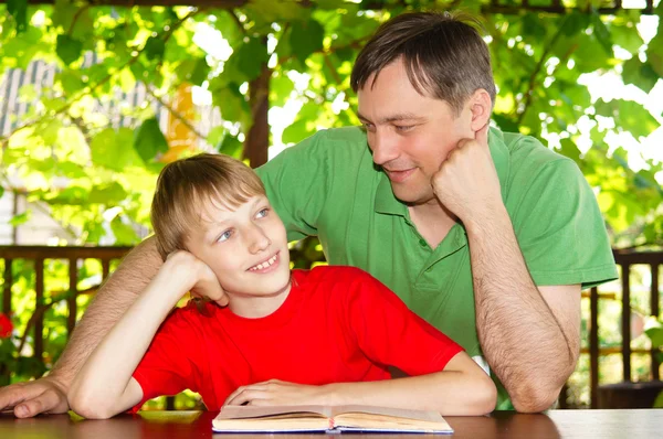 Dad with son reading — Stock Photo, Image