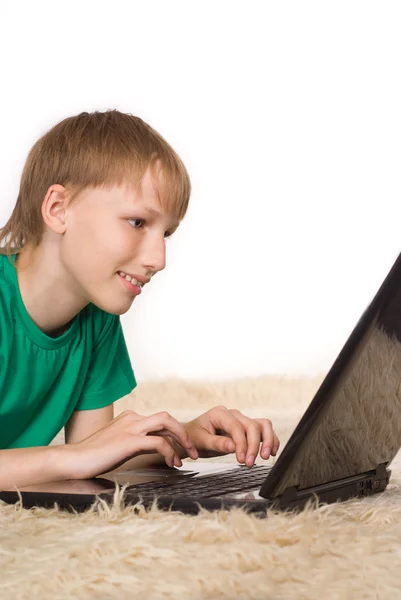 Chłopiec z komputerem — Zdjęcie stockowe