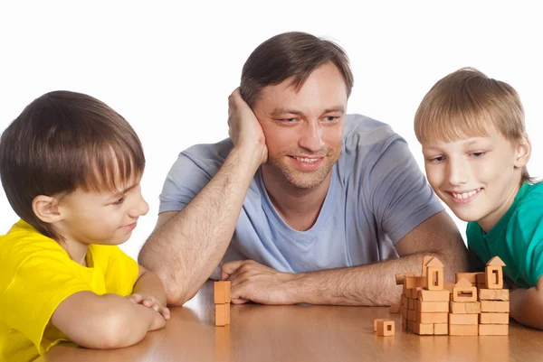 Papa speelt met zonen — Stockfoto