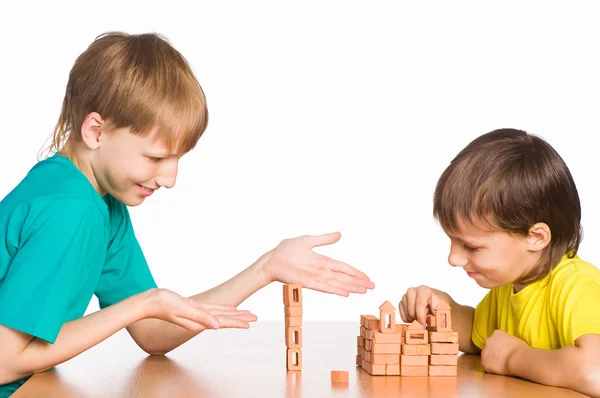 Två pojkar spelar — Stockfoto
