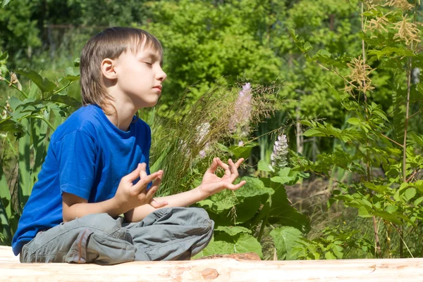 Młody chłopak medytacji — Zdjęcie stockowe