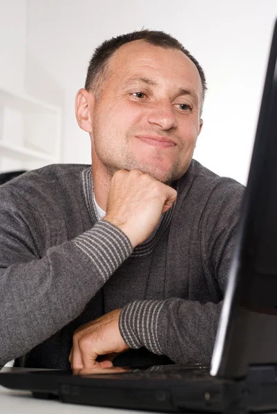 Homem adulto com laptop — Fotografia de Stock