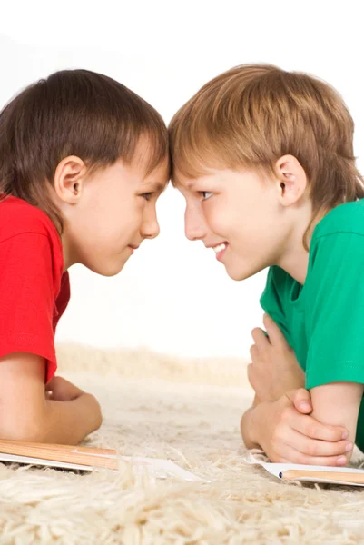 Dva chlapci hrají — Stock fotografie
