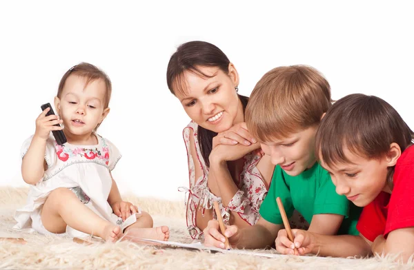 Rodzina czterech na dywanie — Zdjęcie stockowe