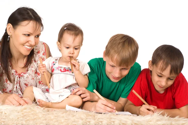 Семья из четырех человек на ковре — стоковое фото