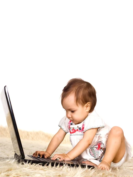 Bebê e laptop — Fotografia de Stock