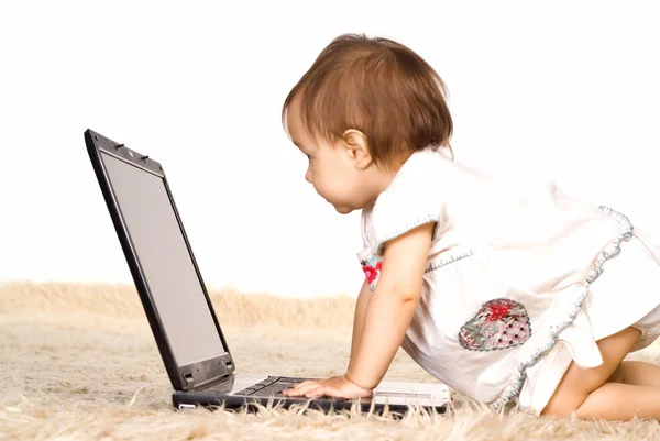 Baby och laptop — Stockfoto