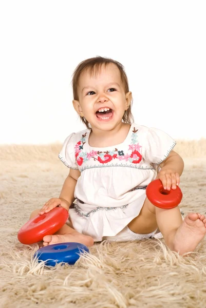 Menina jogando no tapete — Fotografia de Stock