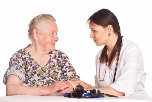 Медсестра и бабушка разговаривают — стоковое фото