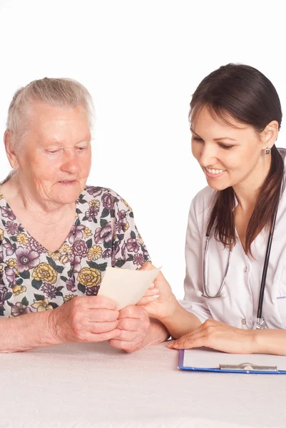 Enfermera con paciente anciano —  Fotos de Stock