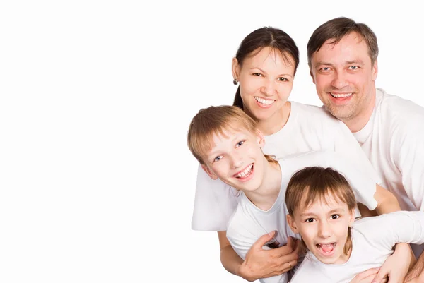 Perhe valkoisissa — kuvapankkivalokuva