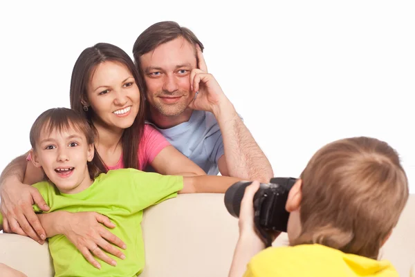 Мальчик фотографирует семью — стоковое фото