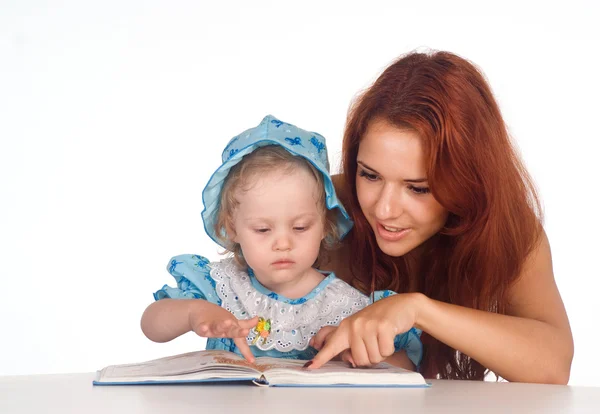 Mamá y su hija leyendo —  Fotos de Stock