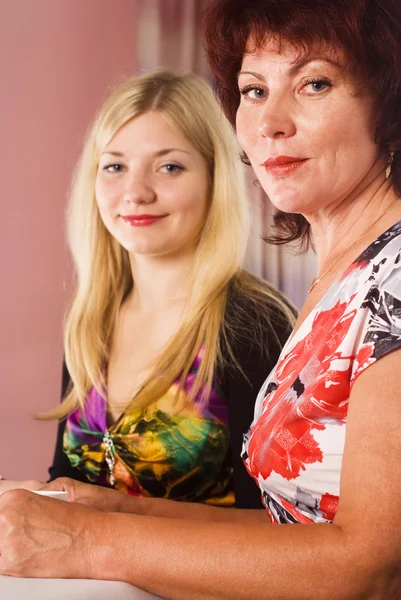 Mamma och hennes vuxna dotter — Stockfoto