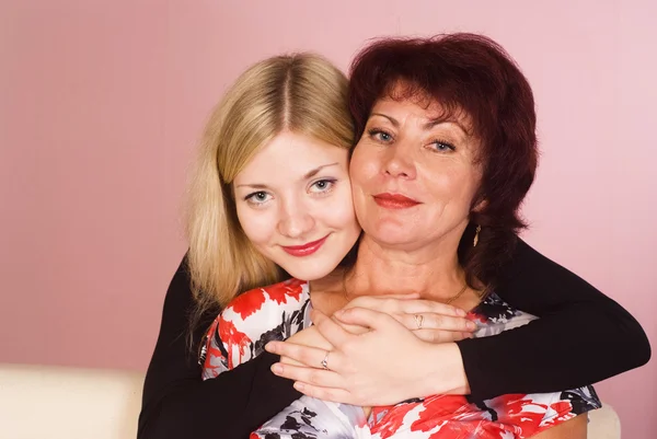 Mamma med vuxna dotter porträtt — Stockfoto