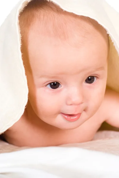 Baby under handduken — Stockfoto