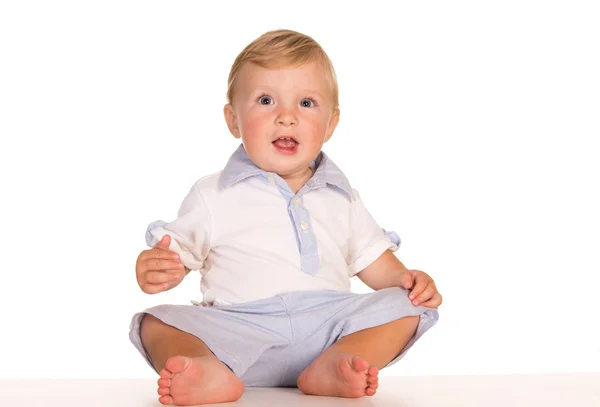 Kleiner Junge auf Weiß — Stockfoto