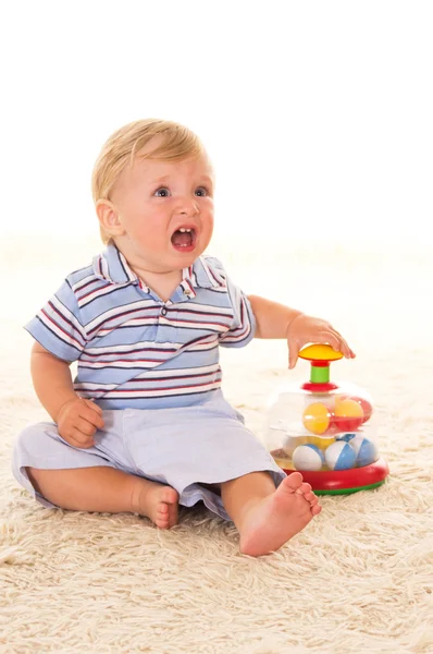 Маленький хлопчик на килимі — стокове фото