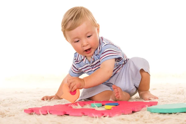 Kleiner Junge beim Spielen — Stockfoto