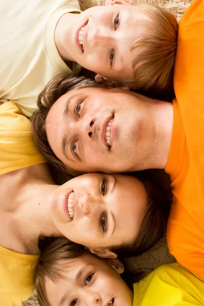 Šťastná rodina na koberci — Stock fotografie